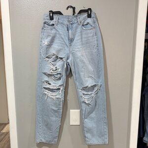 American Eagle Mom Straight Jeans – Light Wash Distressed